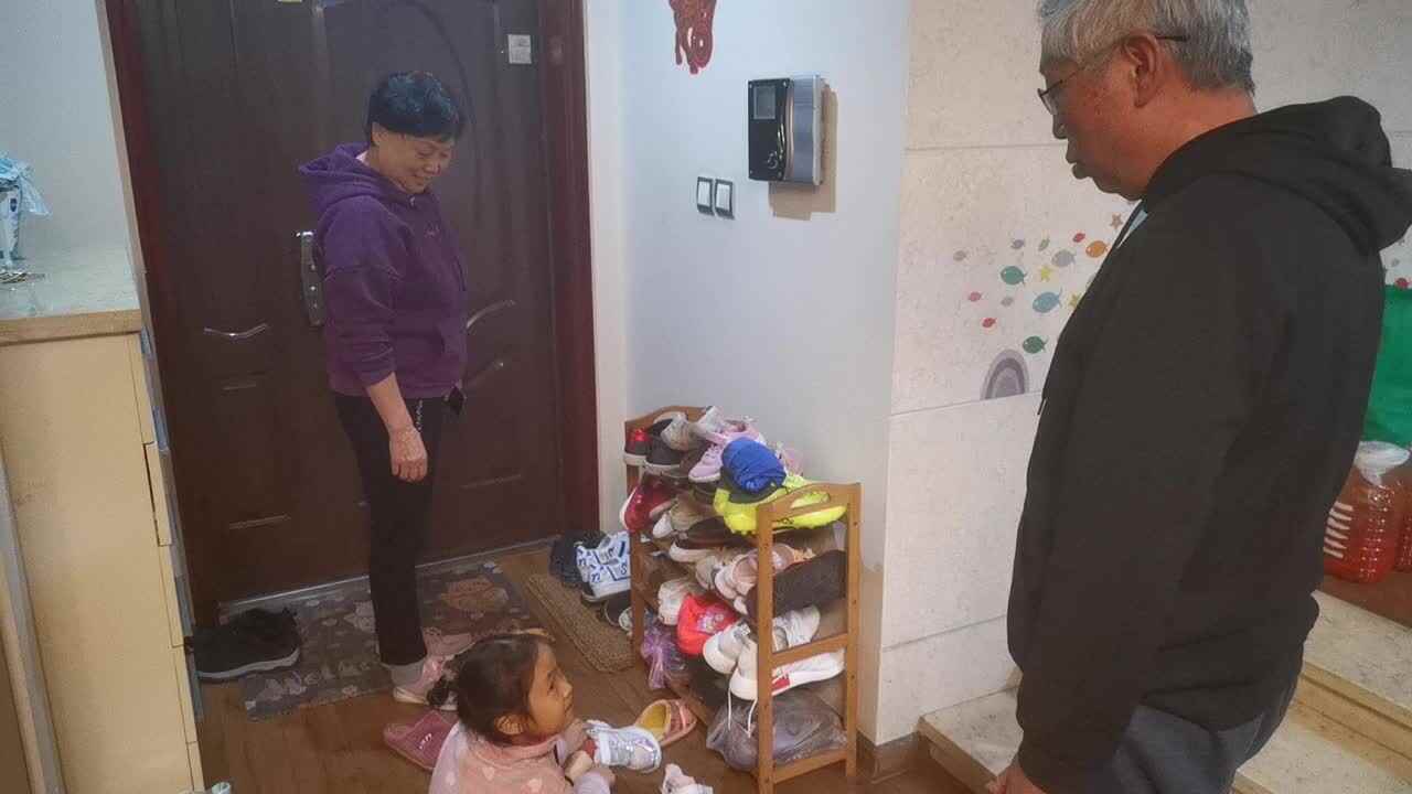 陪爷爷奶奶散步