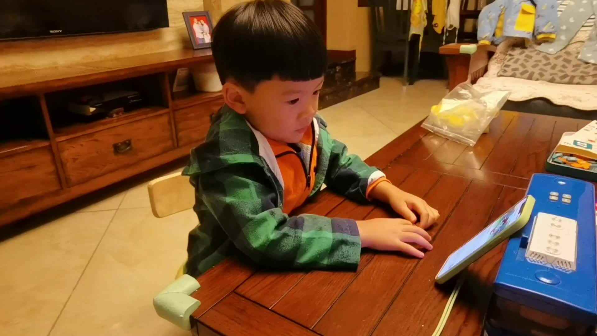中B班朱训楠观看《防溺水安全指南》.mp4