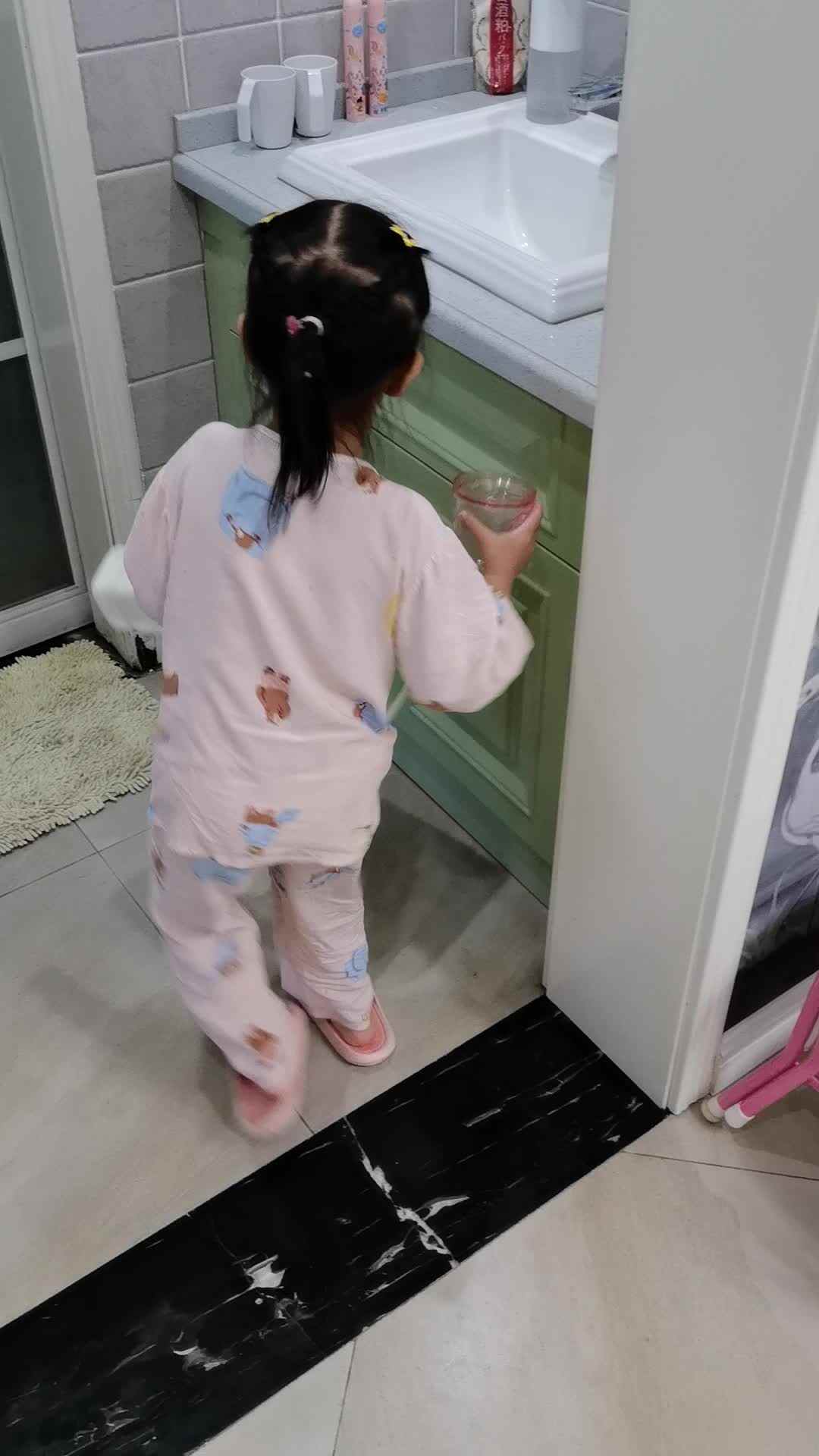 《清洗水杯》