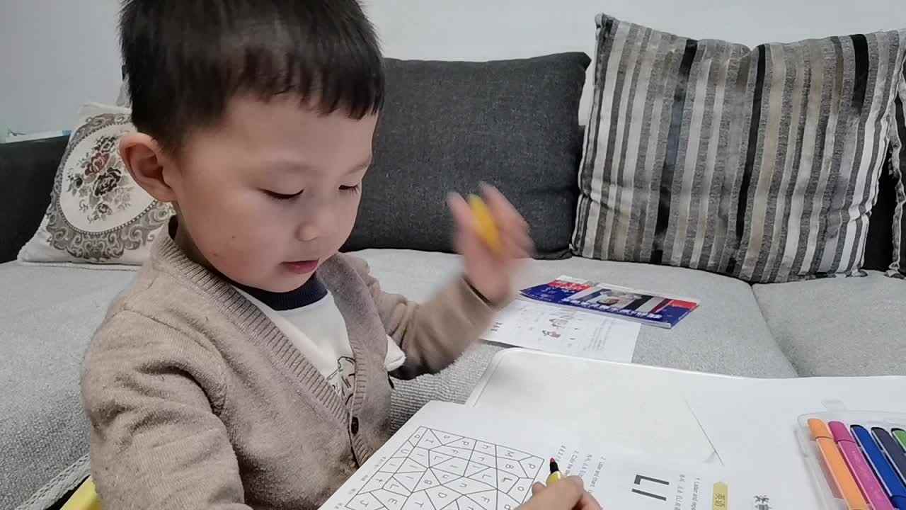 英语—给字母L和I涂色.mp4