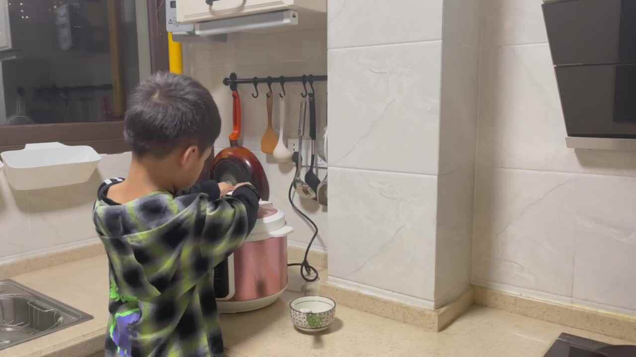 2021年10月14日 重阳打卡第四天 给妈妈盛饭