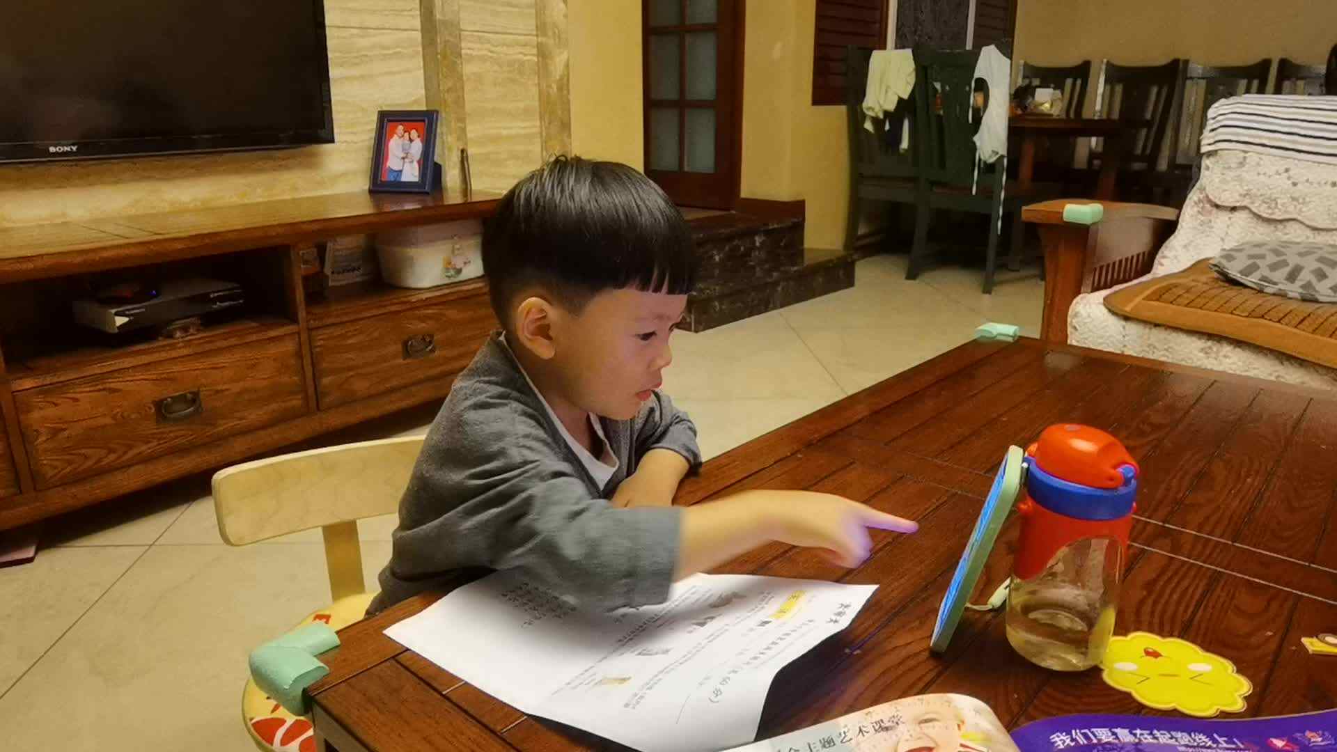 中B班朱训楠观看英文儿歌《麦当劳爷爷有个农场》.mp4