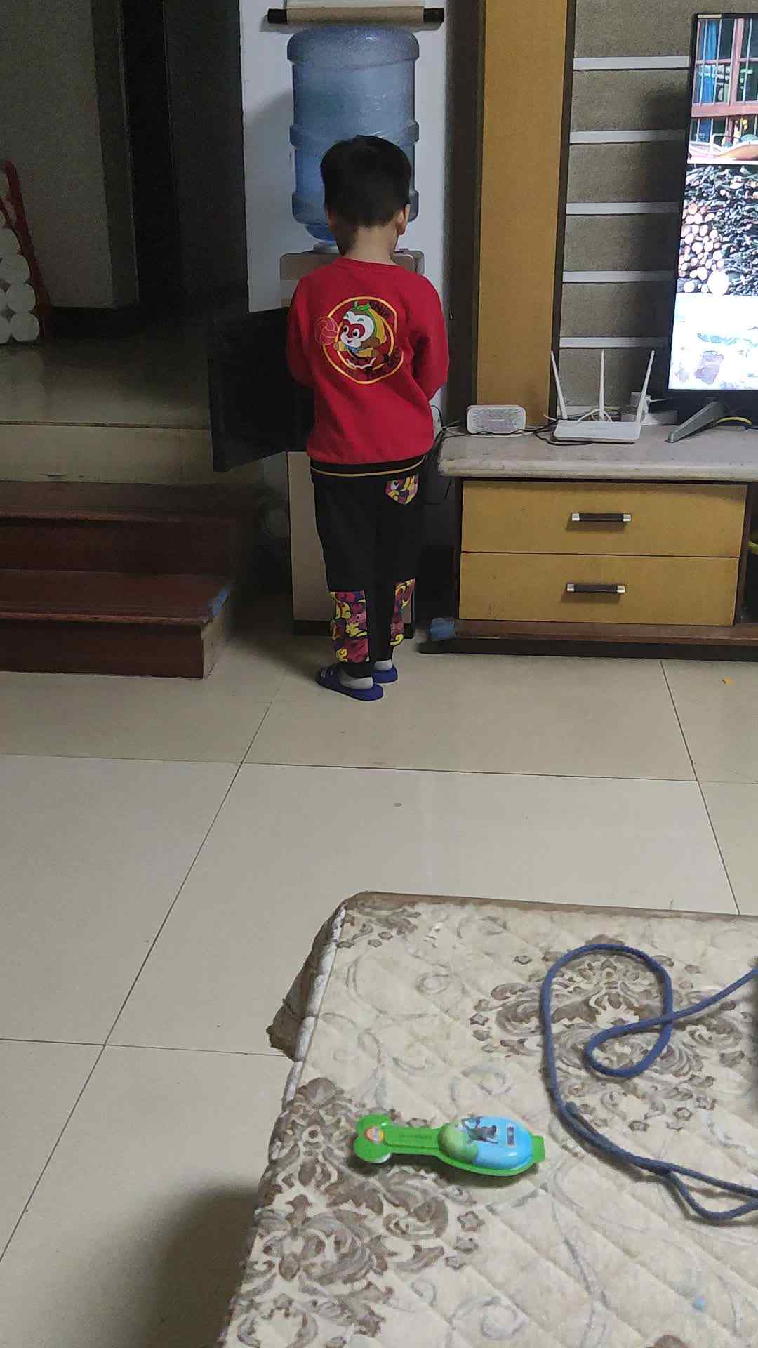 感恩节给长辈接一杯水