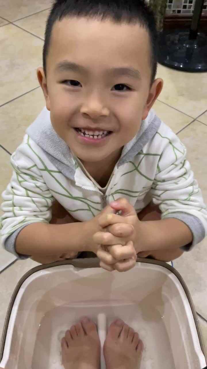 2021.10.13 学前A班张元洛 给妈妈洗脚