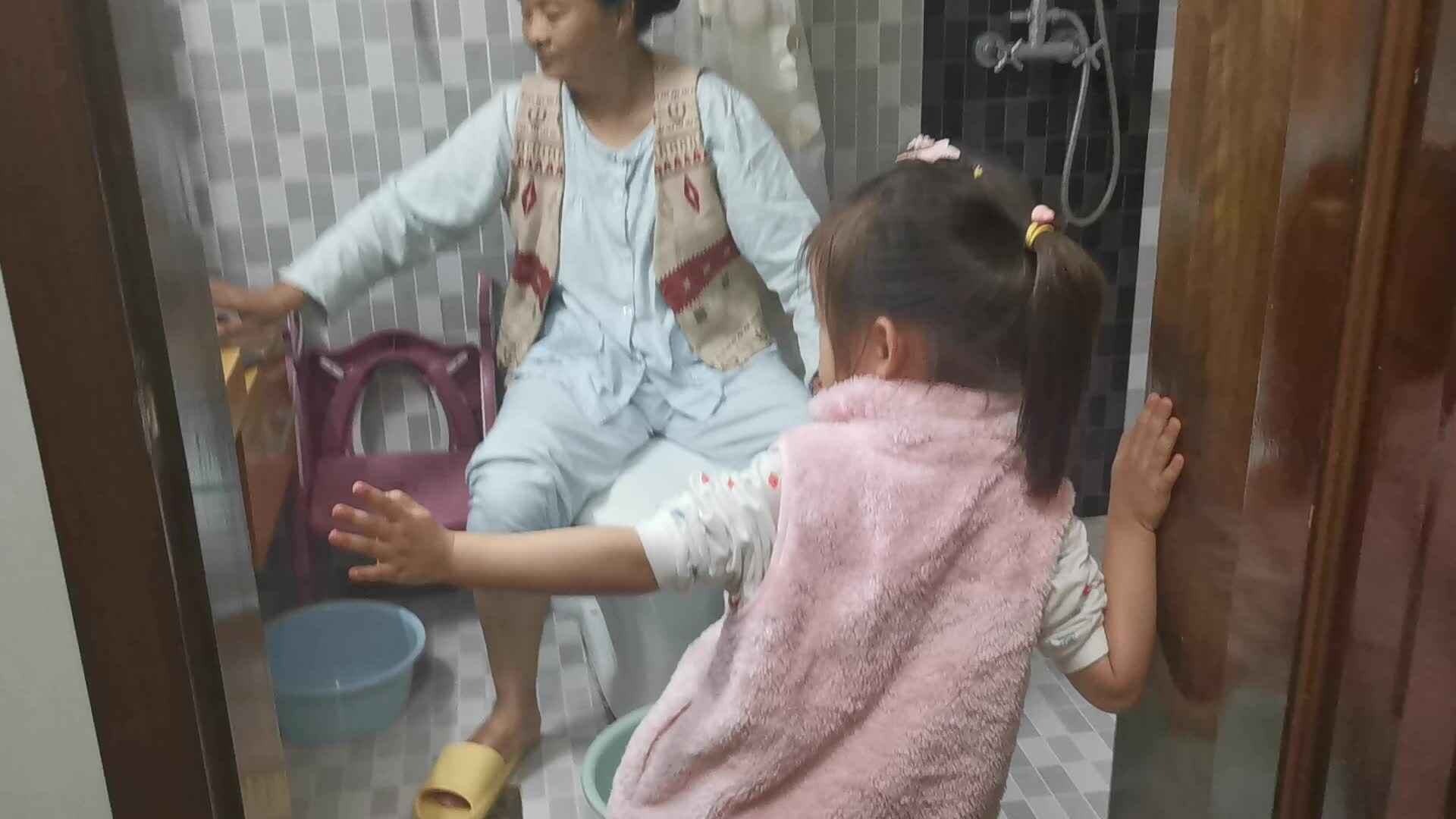 2023级B班20211013杜岳宁闯关练习-给长辈洗脚.mp4