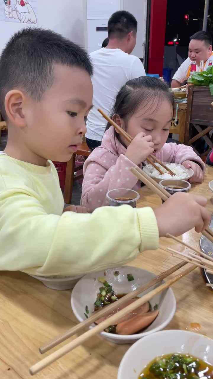 2021.10.14 学前A班张元洛 给妈妈夹菜