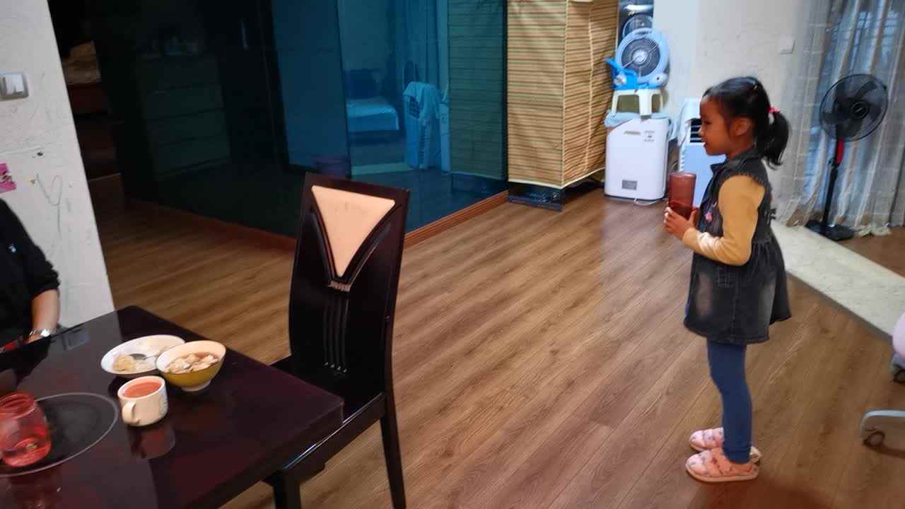 给奶奶倒杯水