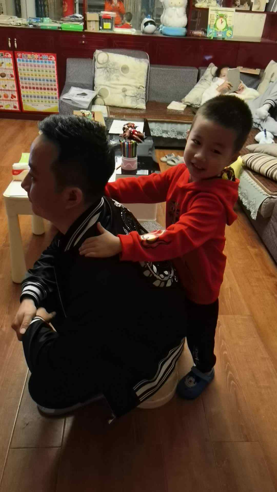 给爸爸捶背