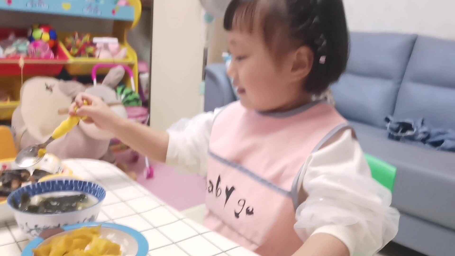 lv_0_20211012201755.mp4    10月11日给妈妈夹菜