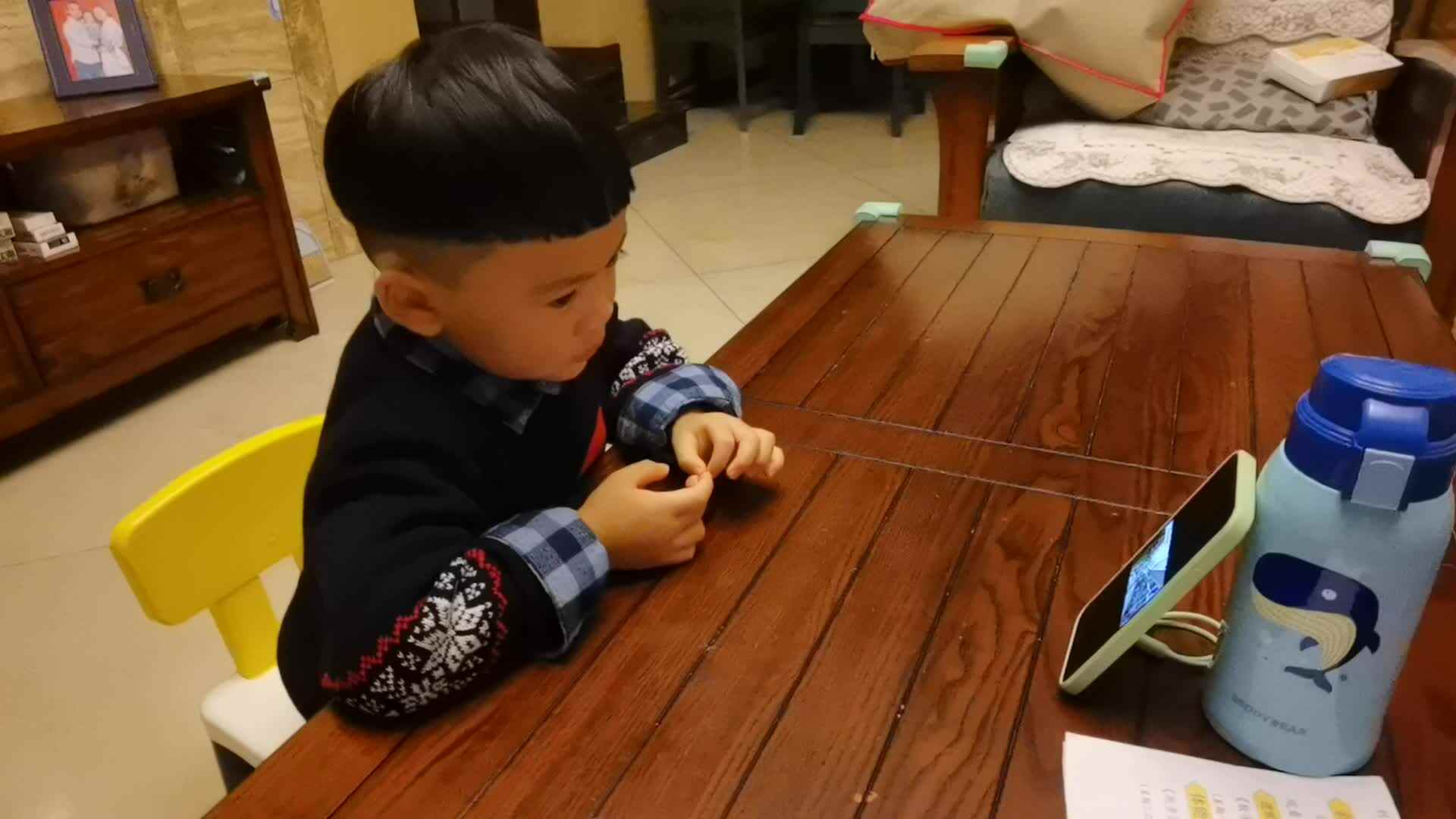 中B班朱训楠观看视频《熊婆婆的花园》.mp4