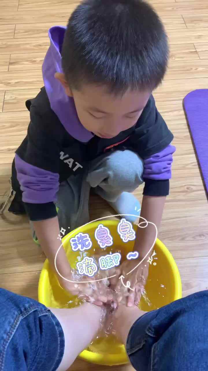 2021.10.14实验学前一班6号打卡第四天（九九重阳积赞活动—第一次给MM洗脚）
