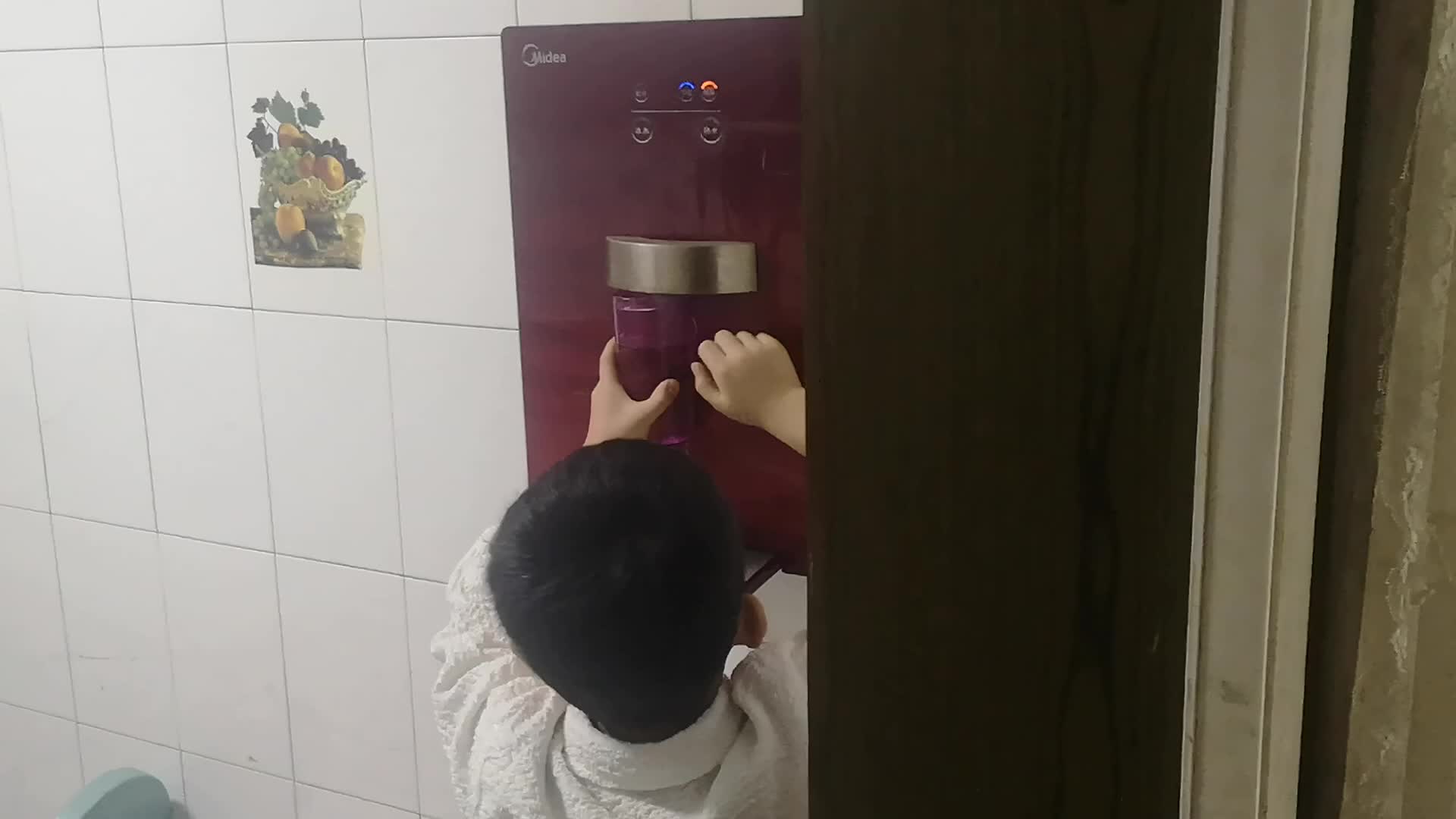 2012.10.12 给爸爸倒杯水