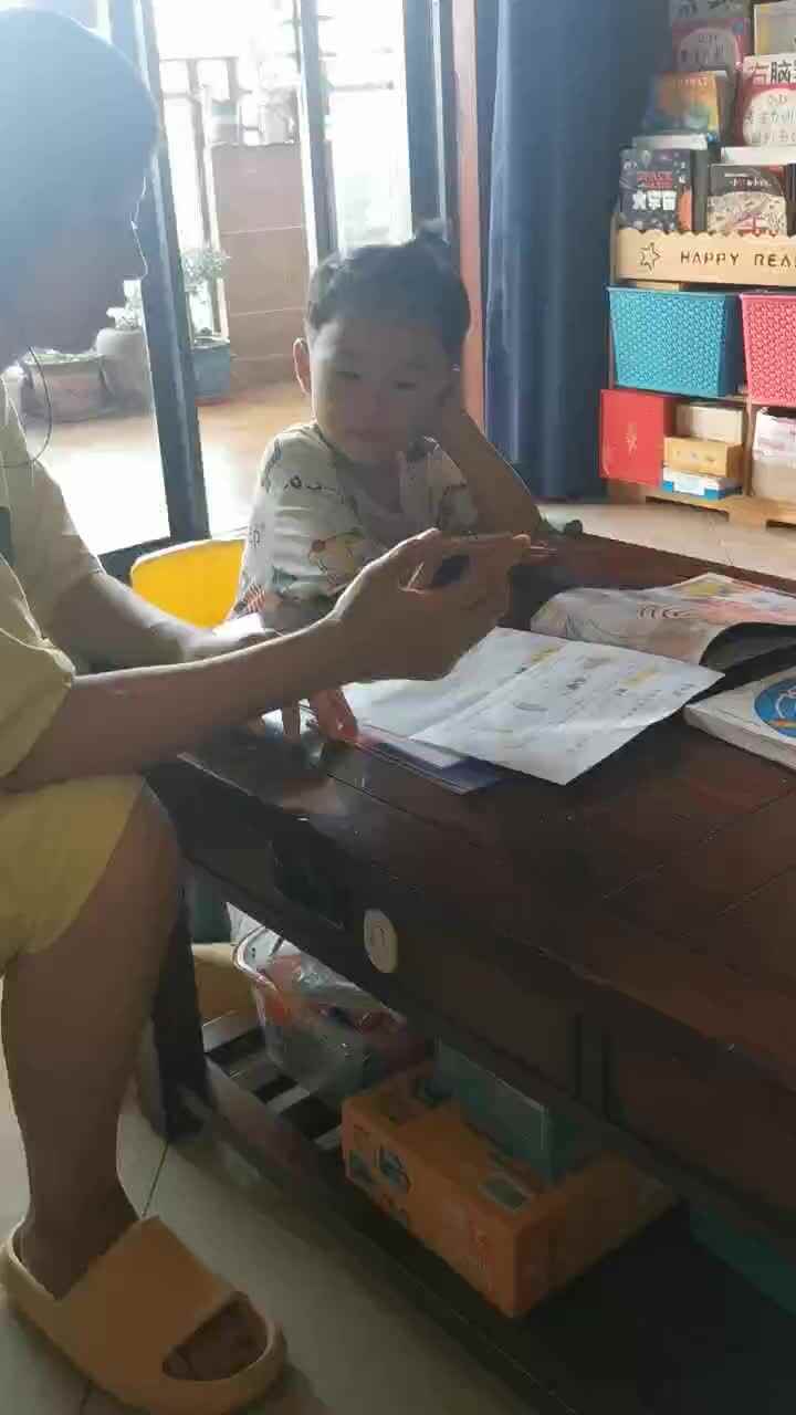 中B班朱训楠观看英语歌.mp4