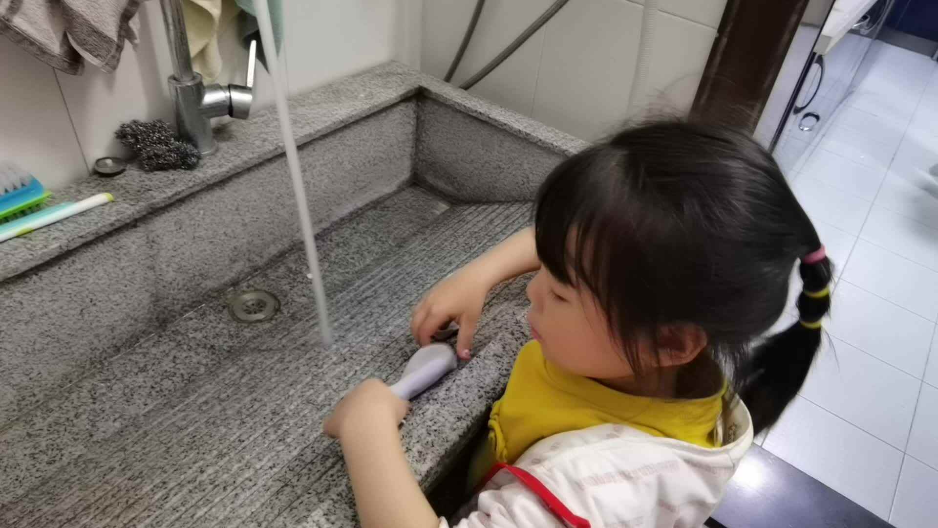 洗自己的袜子.mp4