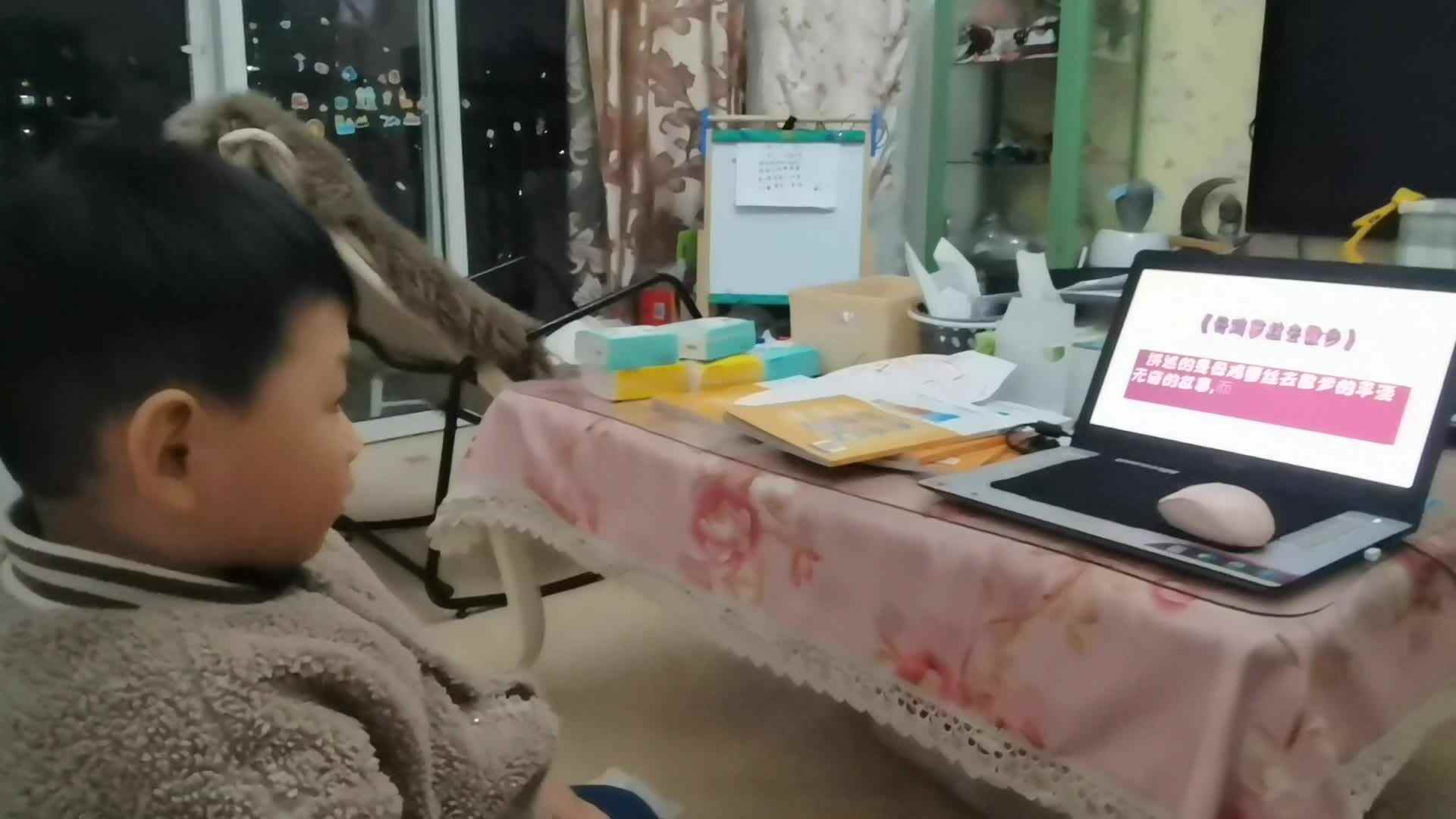 看绘本《母鸡萝丝去散步 》.mp4