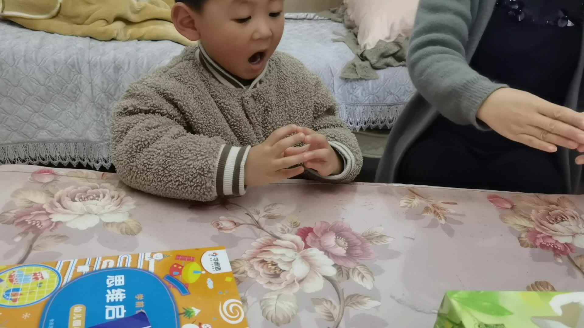 手指舞《让爱住我家》.mp4