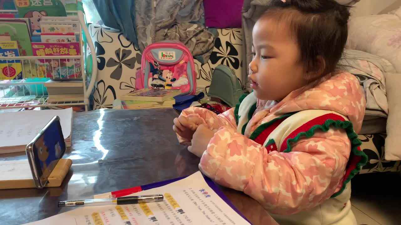 20211121陈彦兮闯关练习观看英文儿歌《谁拿了饼干》