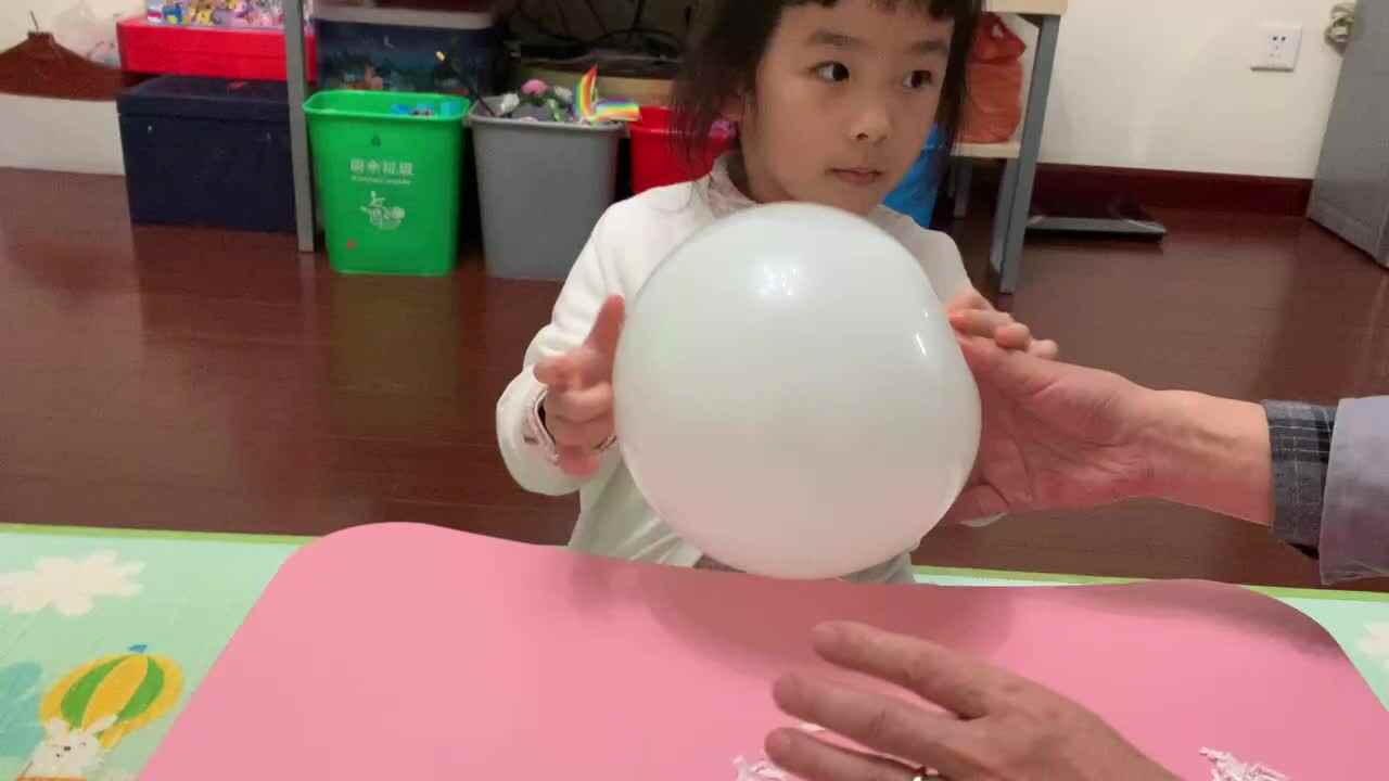 科学小实验《一秒吸纸屑》
