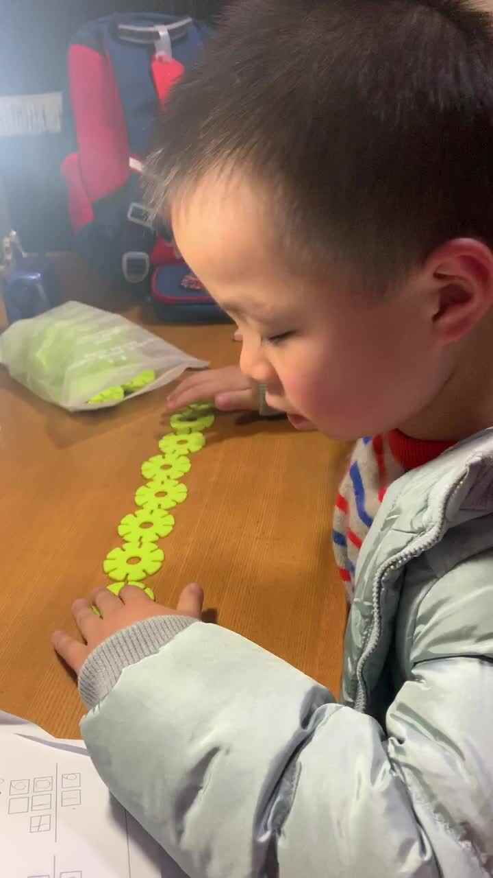 12.9数学作业—用雪花片分解数字8并背诵数字8的分解与组合