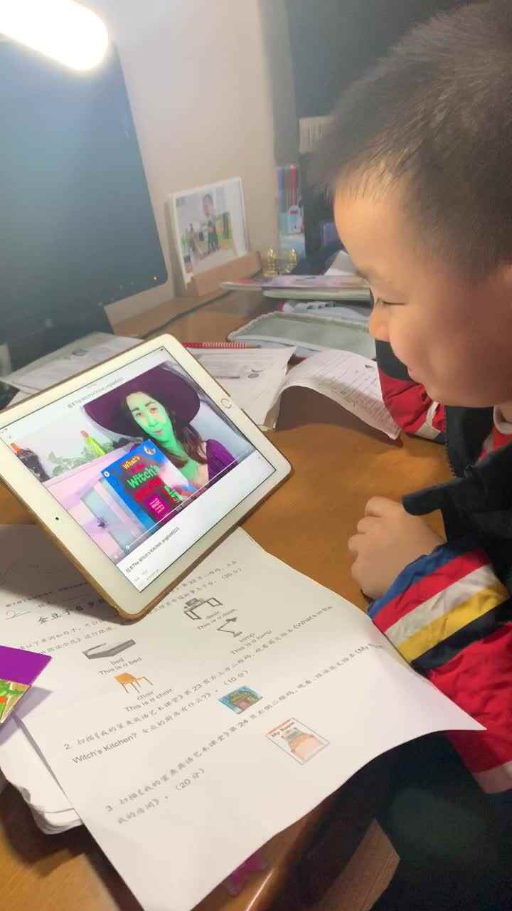 12.3英语作业—观看英文绘本《女巫的厨房有什么？》