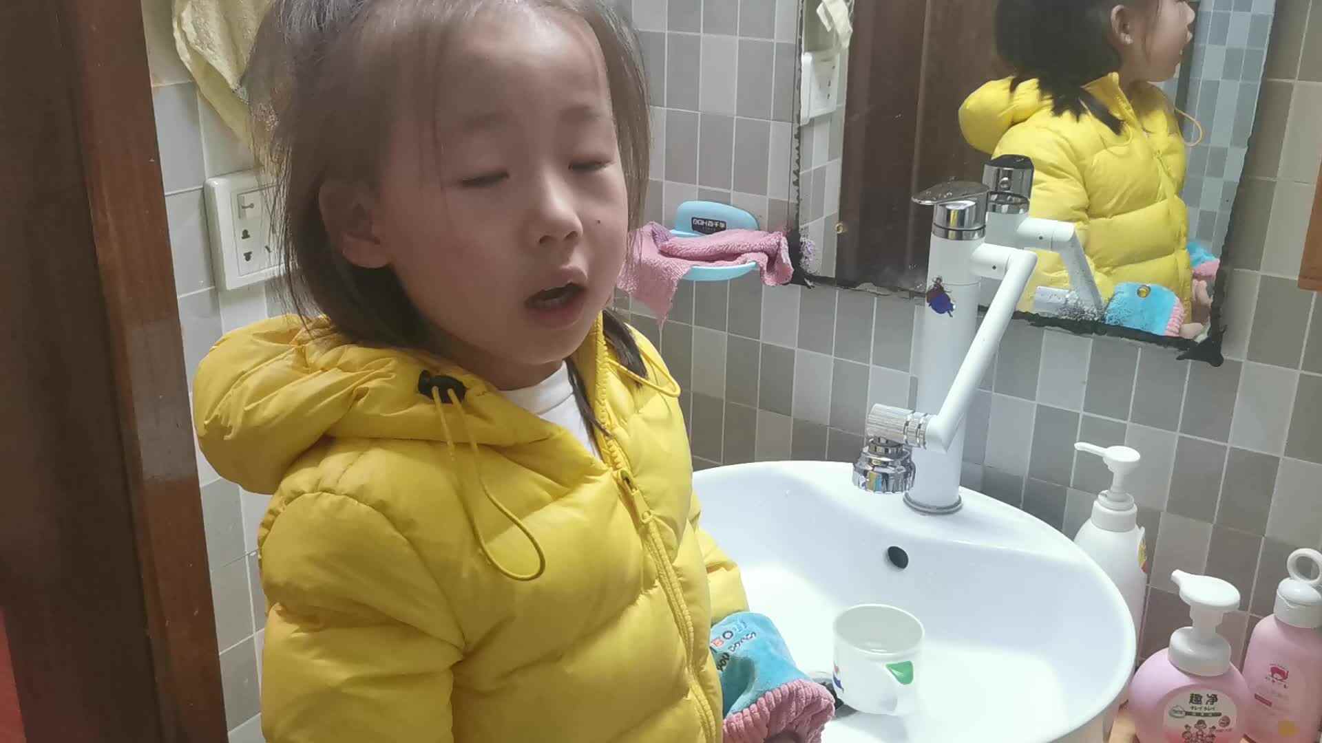 2023级B班20211223杜岳宁闯关练习-⁣自己刷牙.mp4