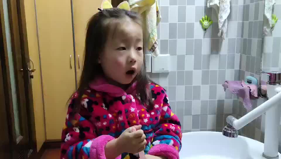2023级B班20211222杜岳宁闯关练习-自己刷牙.mp4