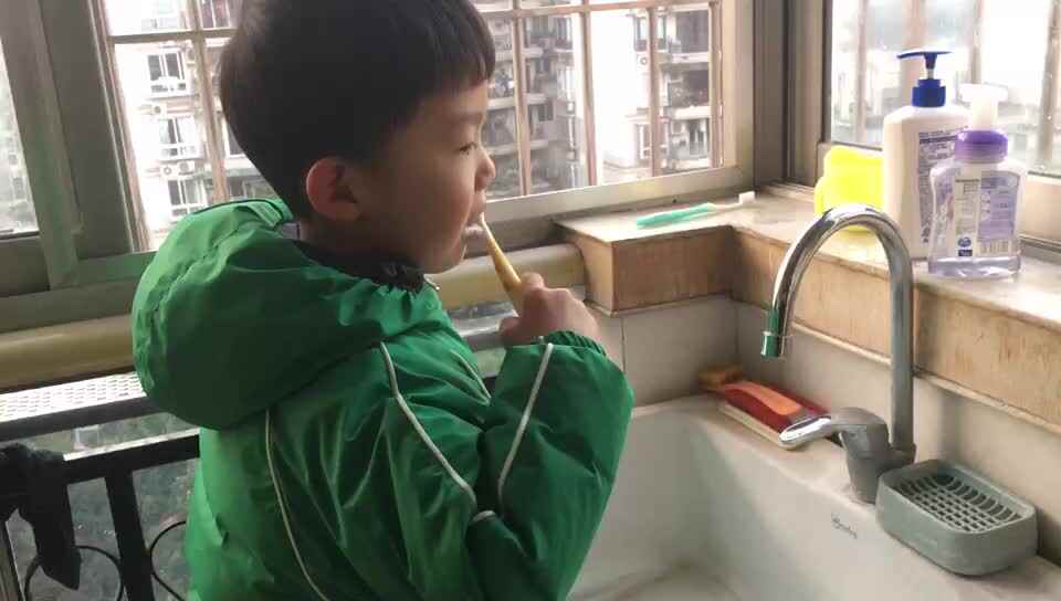自己刷牙.mp4