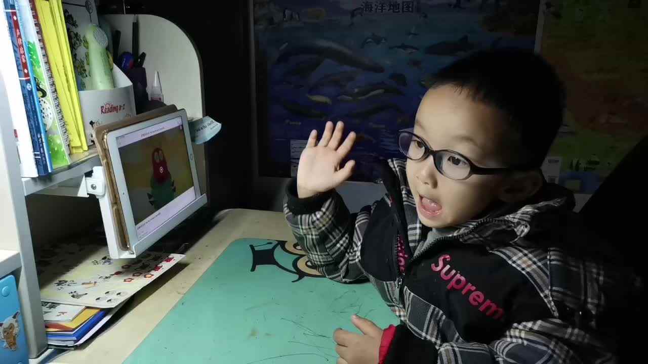 英语绘本学习《好饿的毛毛虫》mp4