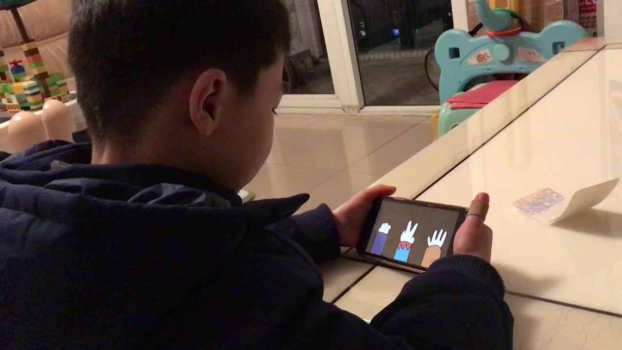 跟唱英语儿歌《Rock Scissors Paper 3 石头剪刀布3》。