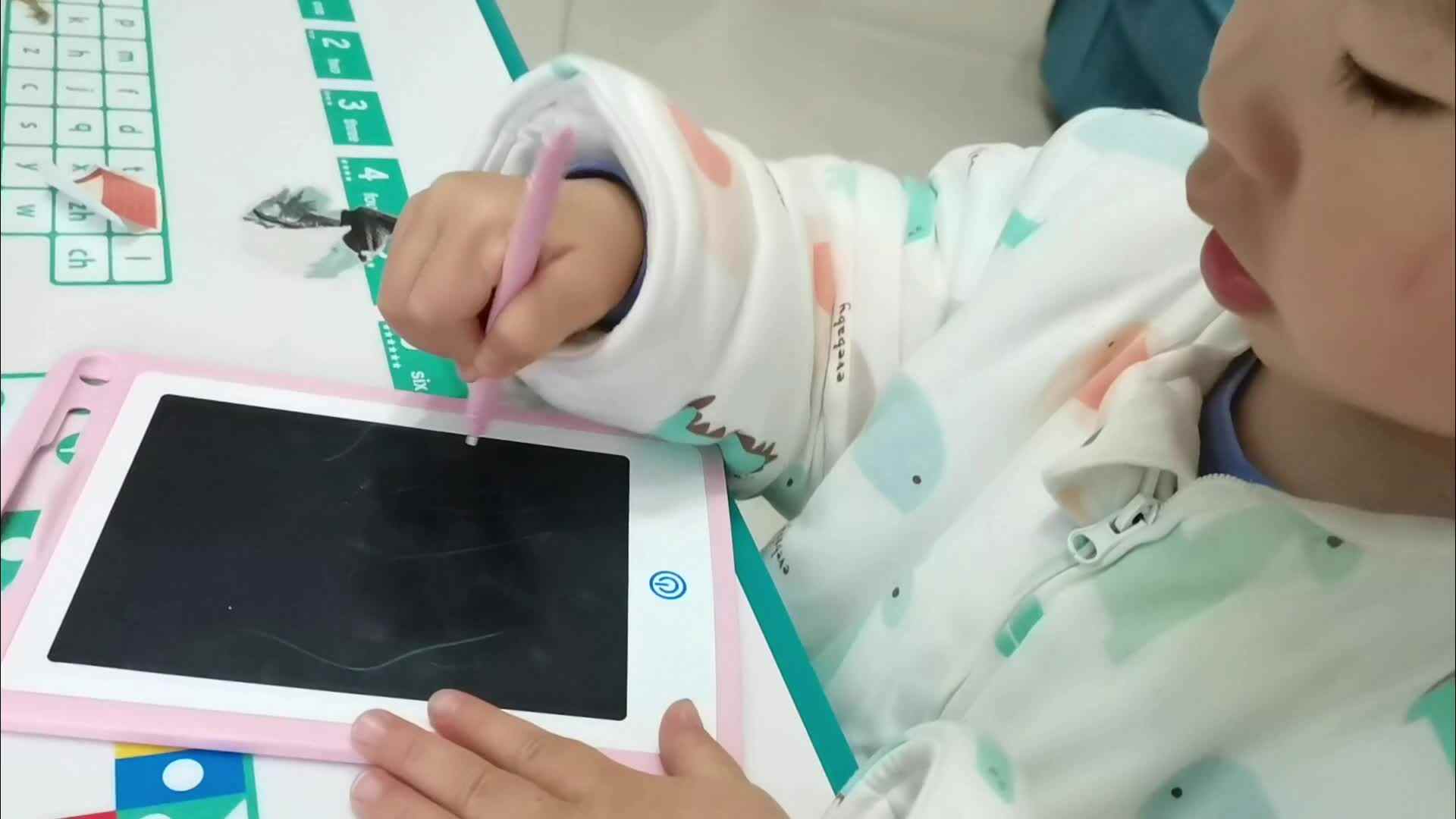 小A班何林夏《绘画解说:幼稚园所见》闯关练习2022-02-18.mp4