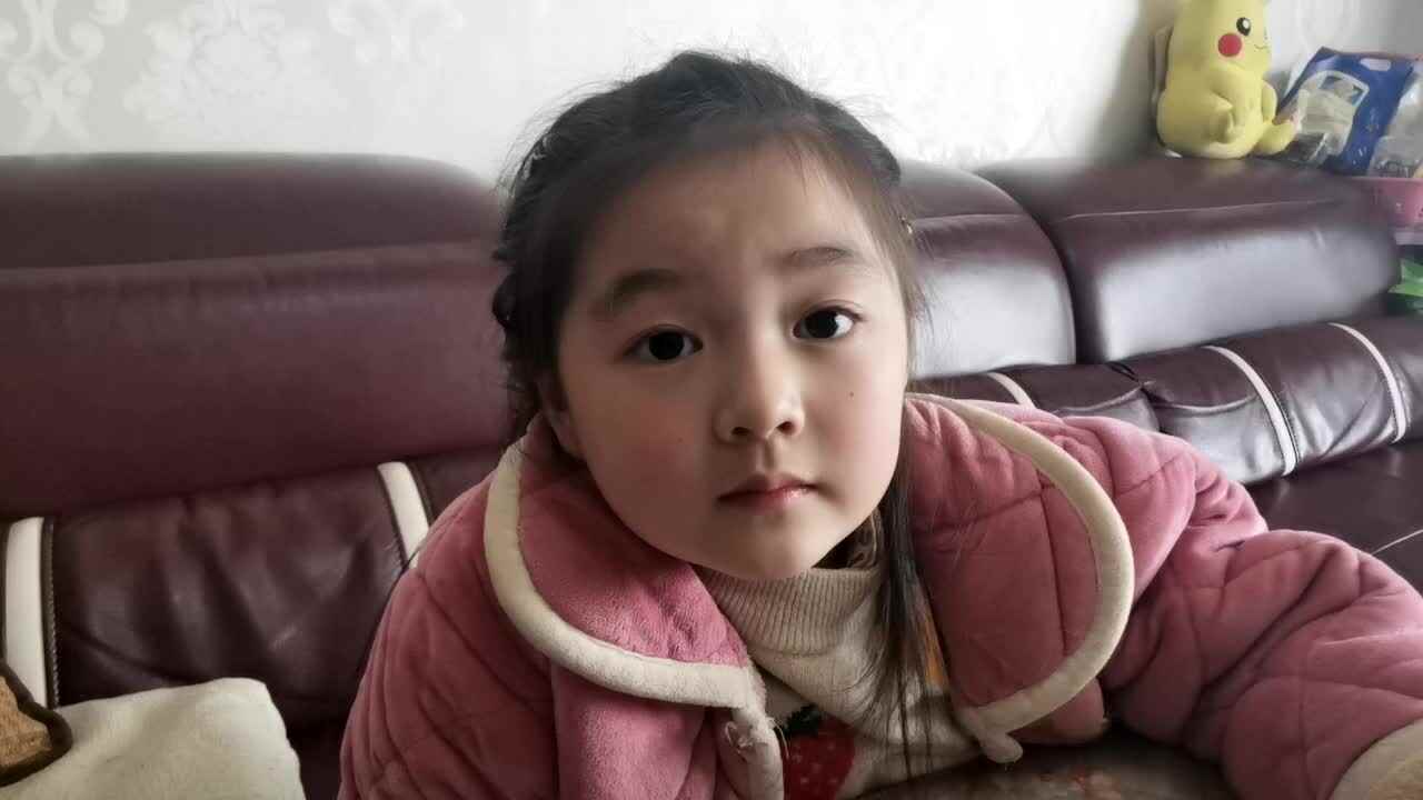 观看英语绘本《我不想洗手》