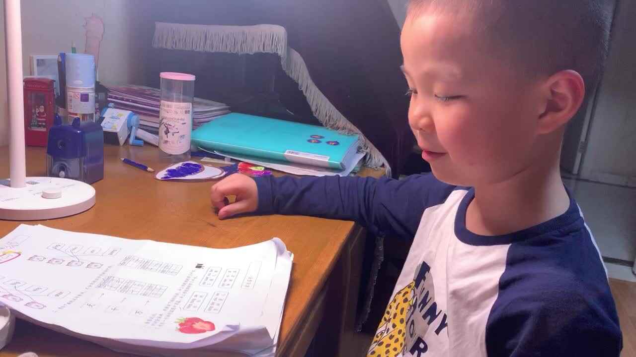 3.16语文作业-看图说话-用一句话形容图中草莓