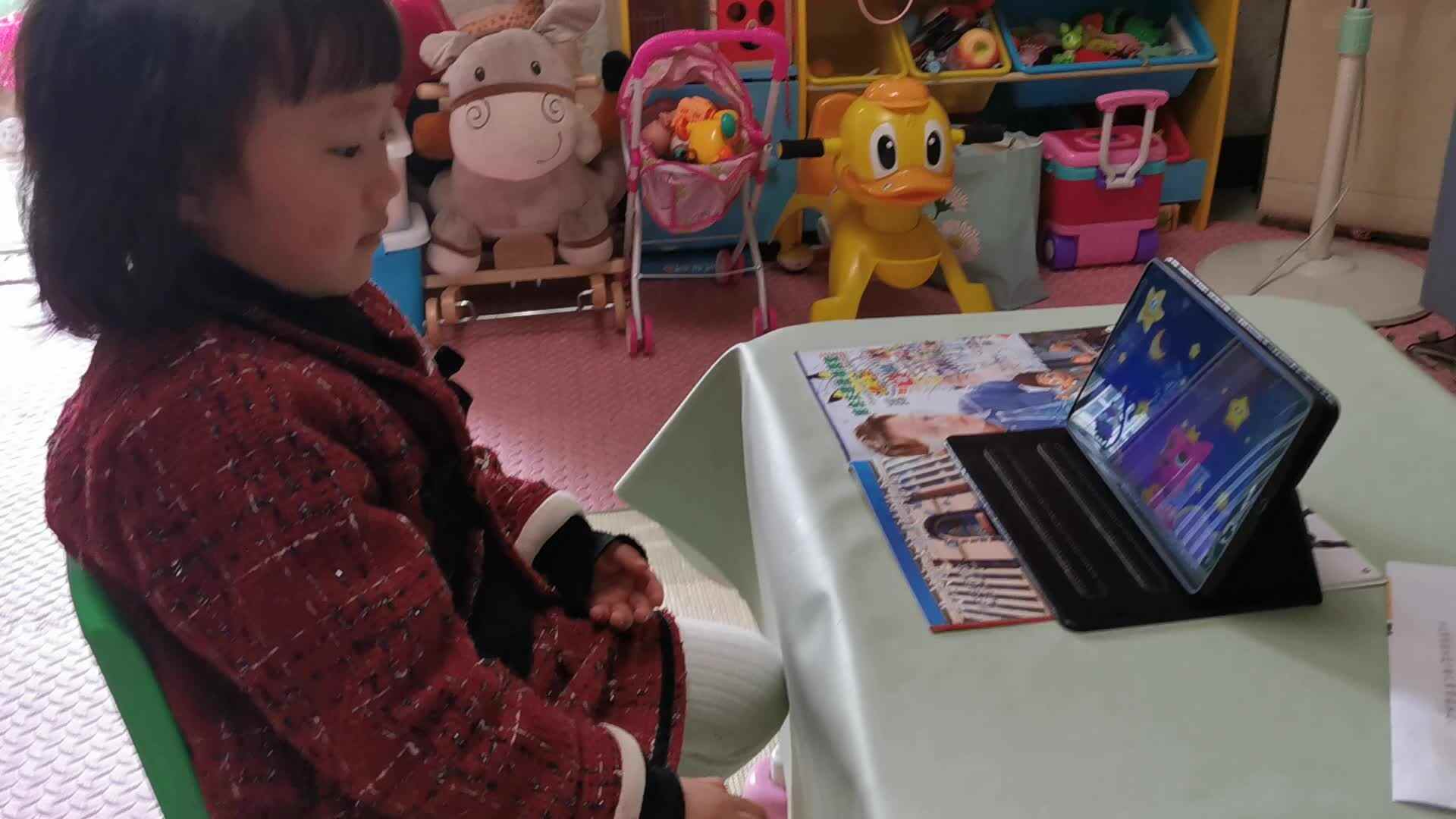 VID_20220304_170747.mp4   3月5日跟唱英语儿歌一闪一闪亮晶晶