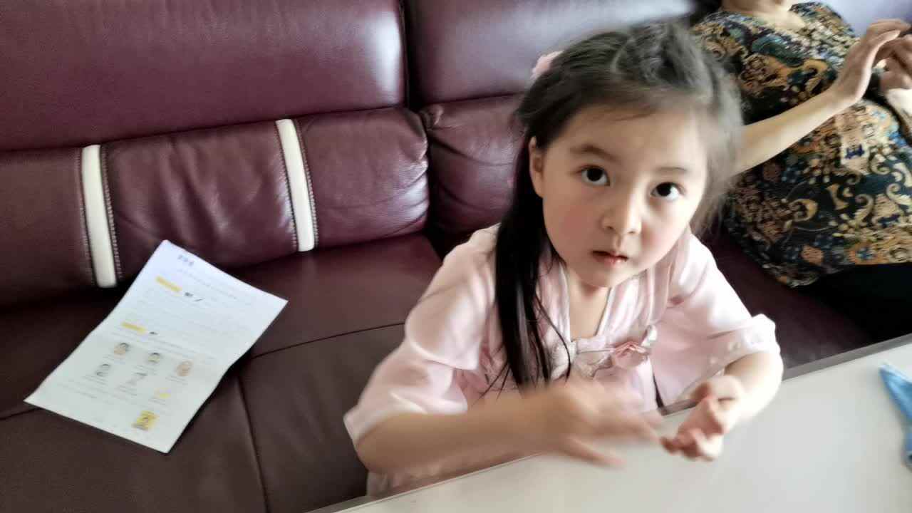 观看英语绘本《吃掉你的豌豆》