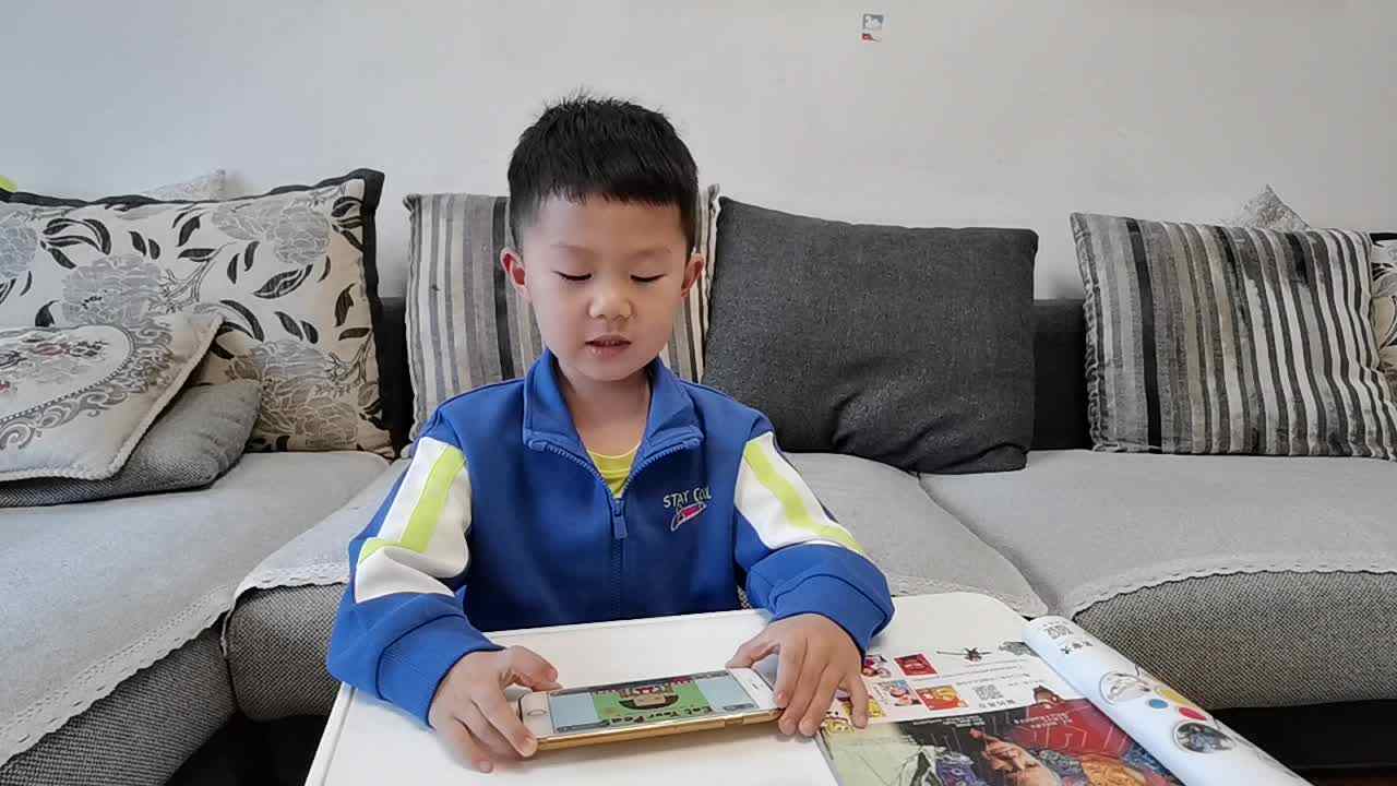 观看英语绘本《吃掉你的豌豆》.mp4