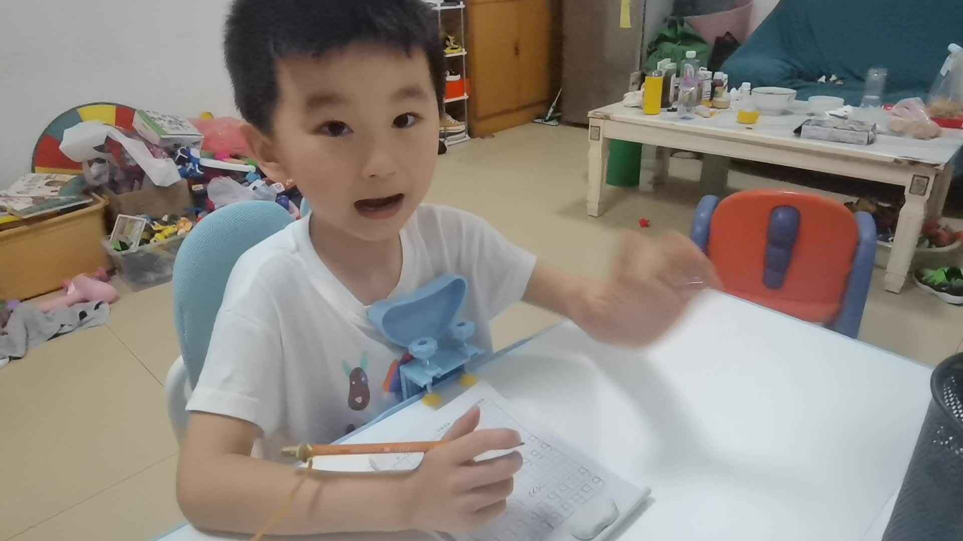 2023级B班刘梓浩闯关练习书写数字.mp4