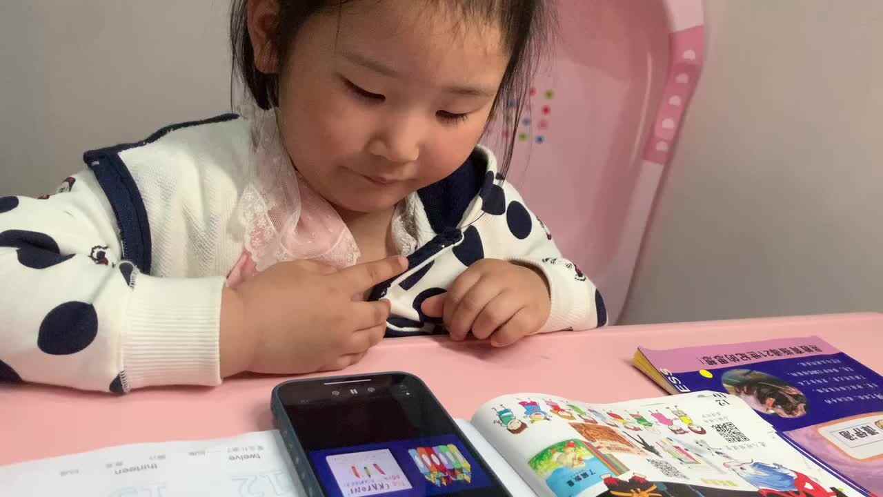 观看英文绘本《THE CRAYONS’ Book of Numbers》