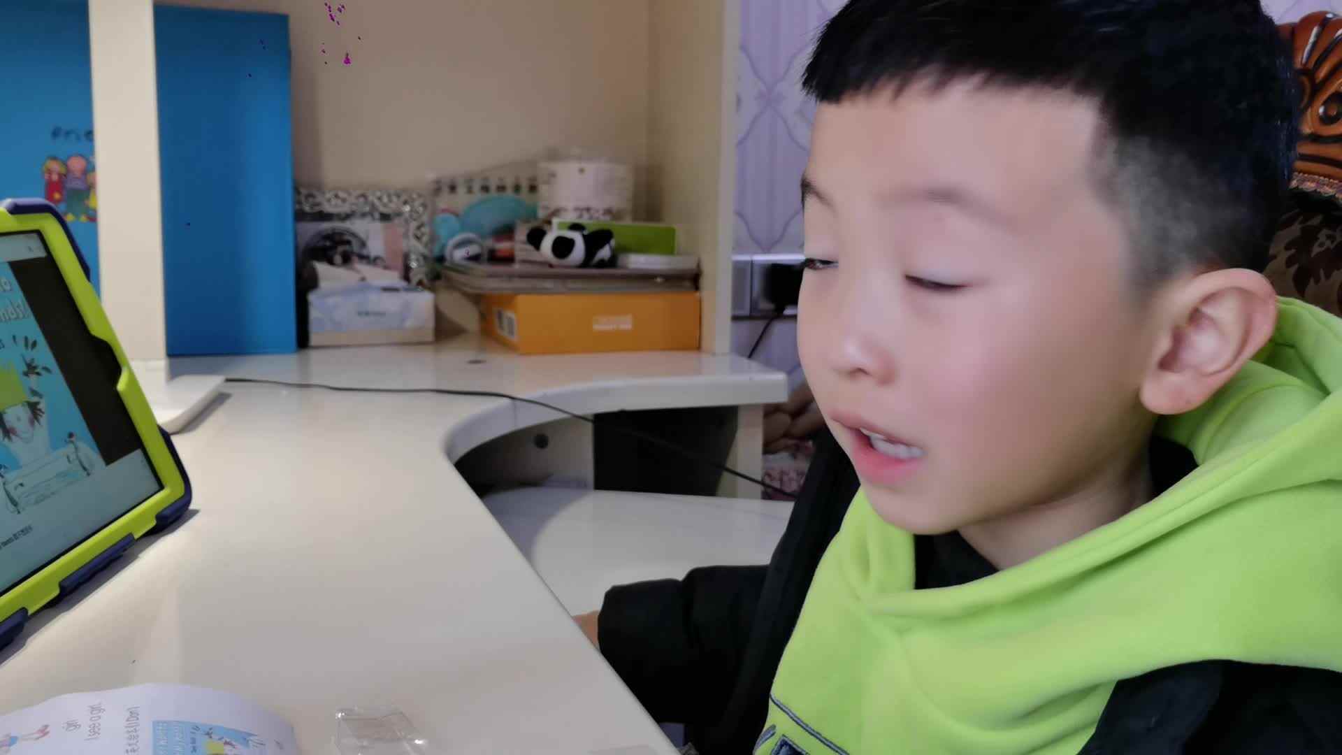 观看英语绘本《我不想洗手》.mp4