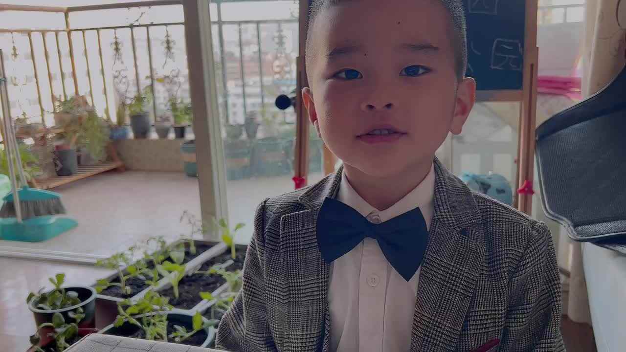 学B班丶李北辰背诵（小小手）.MOV