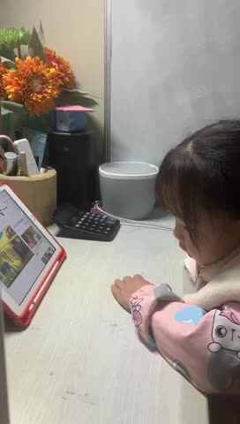 观看跟唱英文儿歌《wheels on the bus》