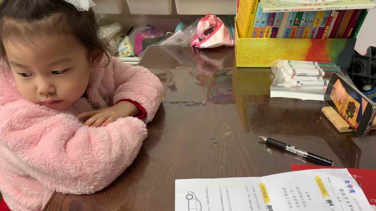 20220327陈彦兮闯关练习观看英文绘本《红灯、绿灯》