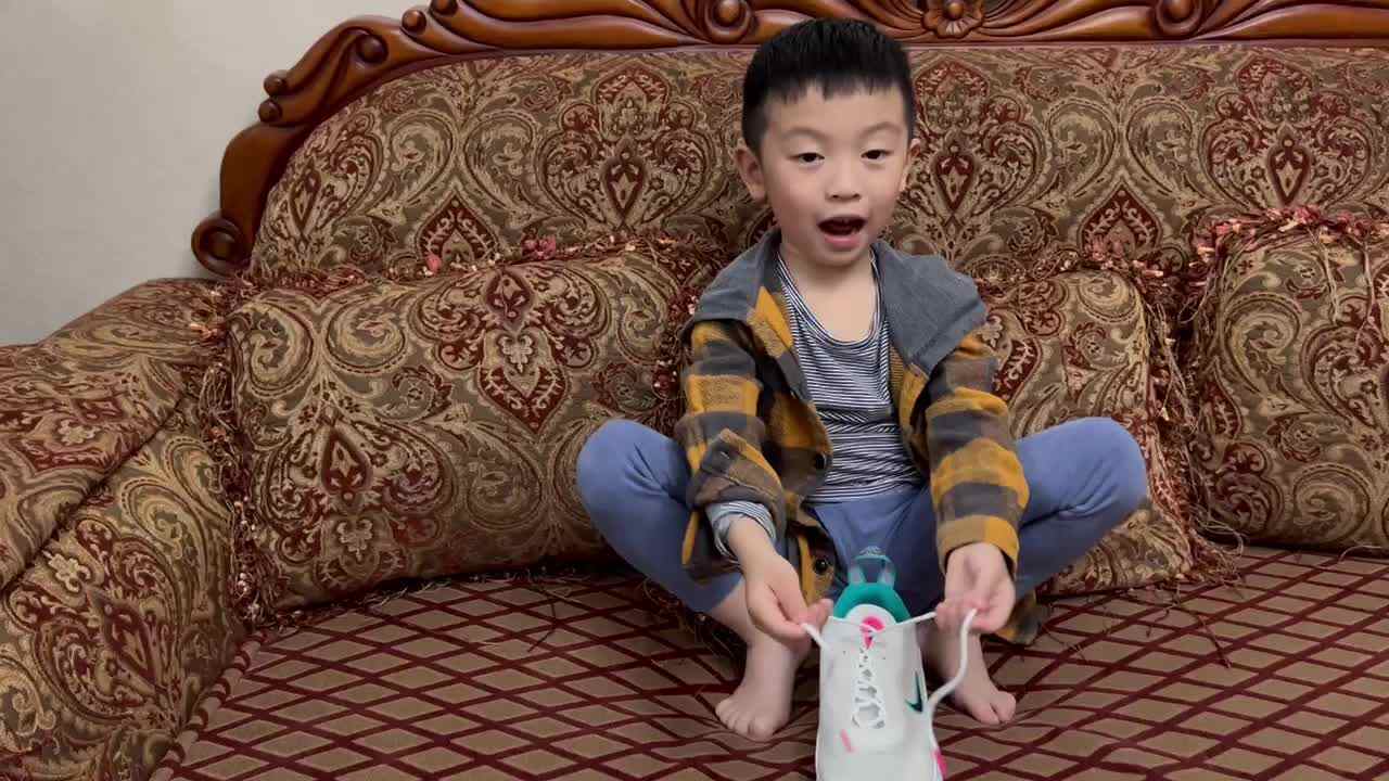 系鞋带.C33775B4-00B0-4E9A-A113-F7C2312CBA3F.MOV