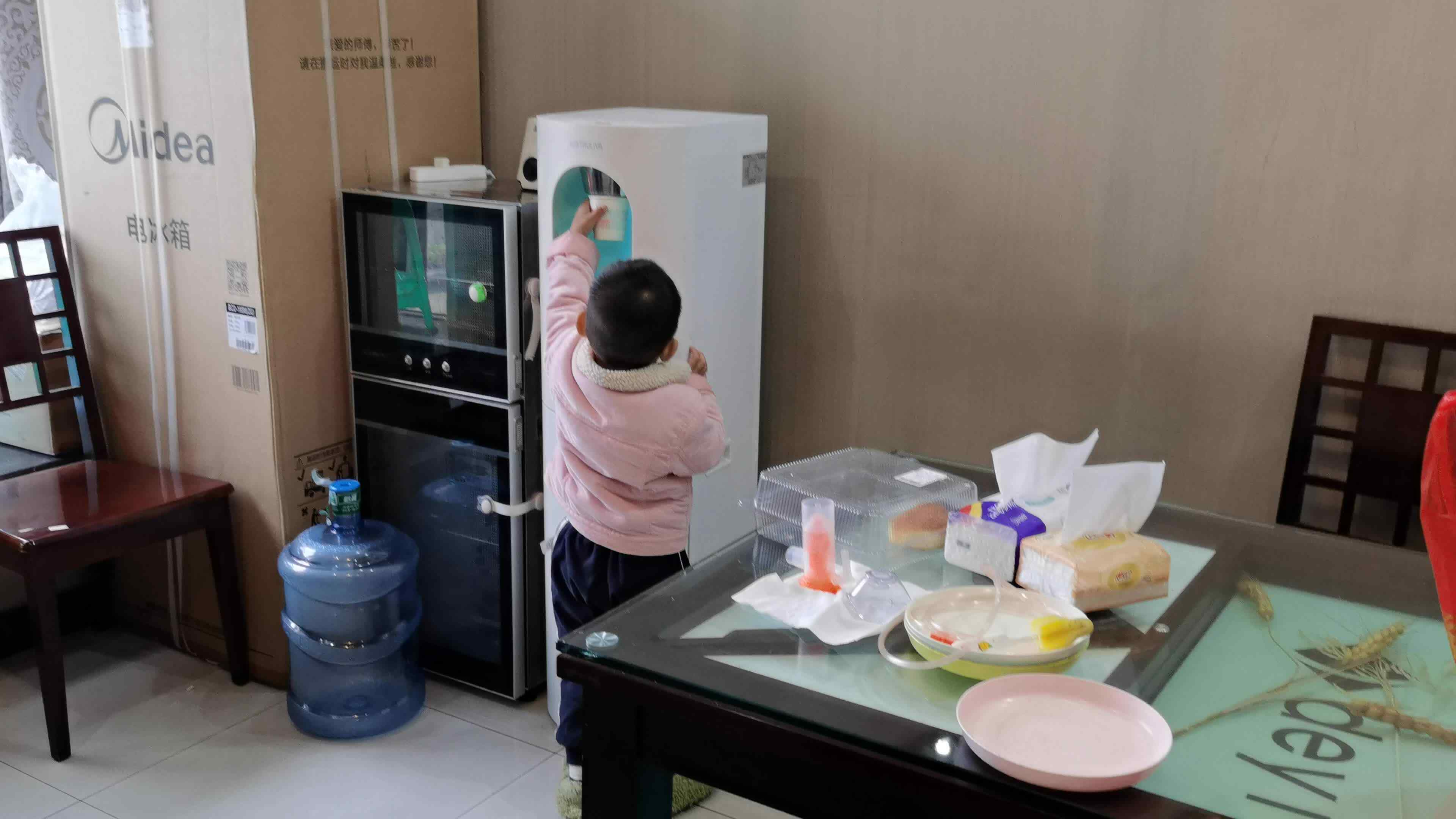 秦一鸣-给家人端水