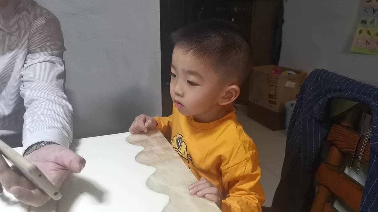 20220421白梓辉观看花卉视频.mp4