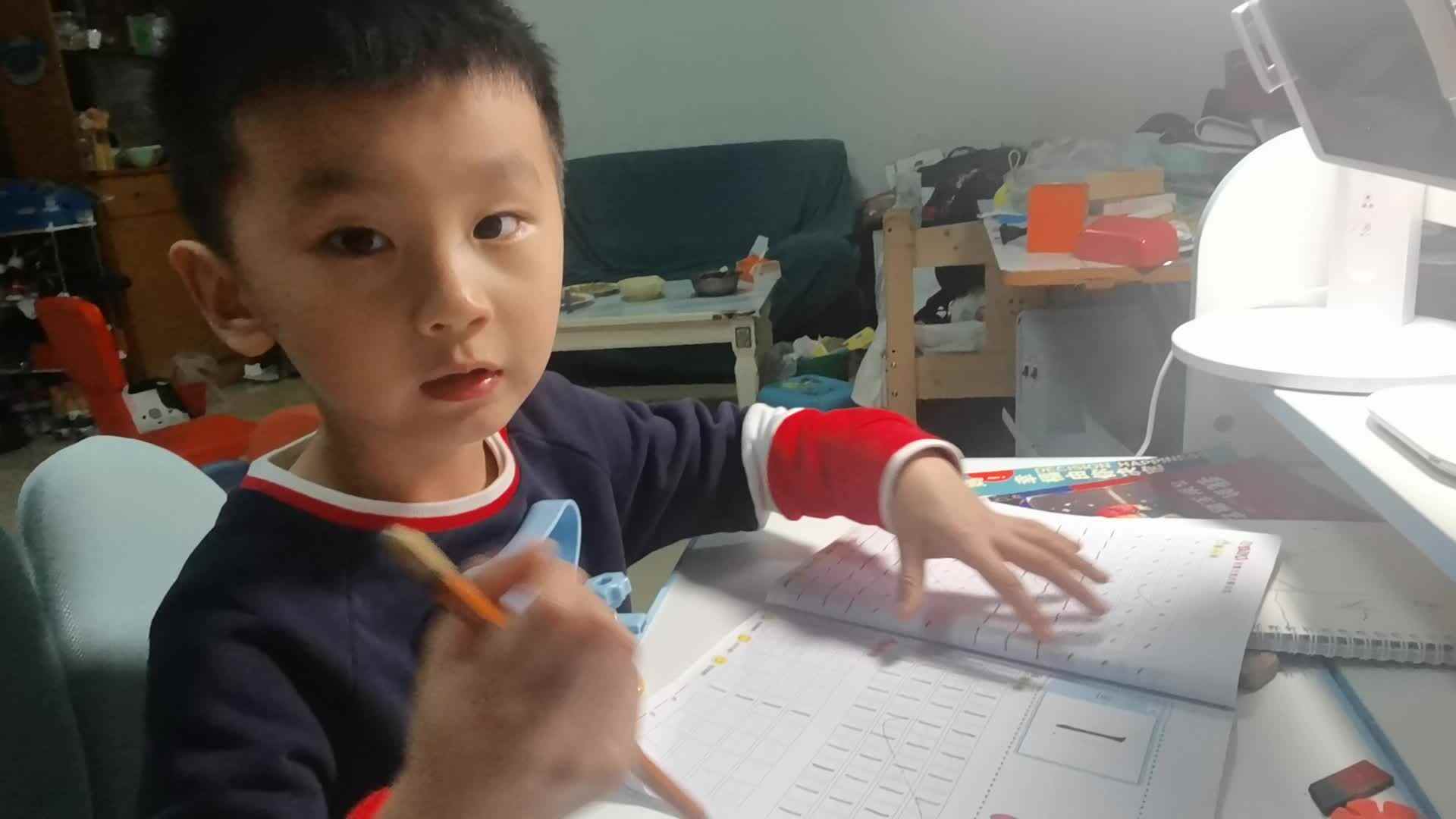 2023级B班刘梓浩闯关练习写字.mp4