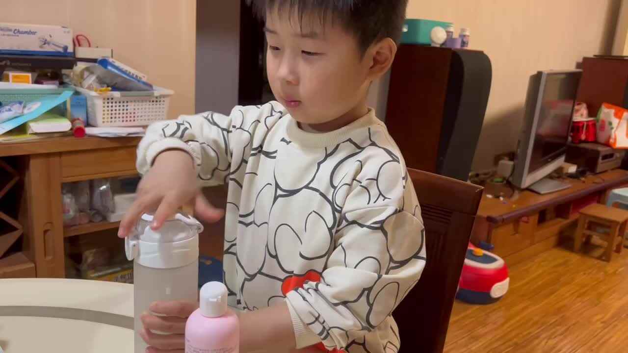 2022.04.19 冯瑾煜 练习拧瓶盖
