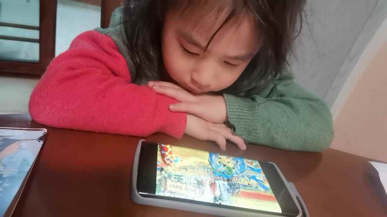 观看英文绘本（长颈鹿不会跳舞）
