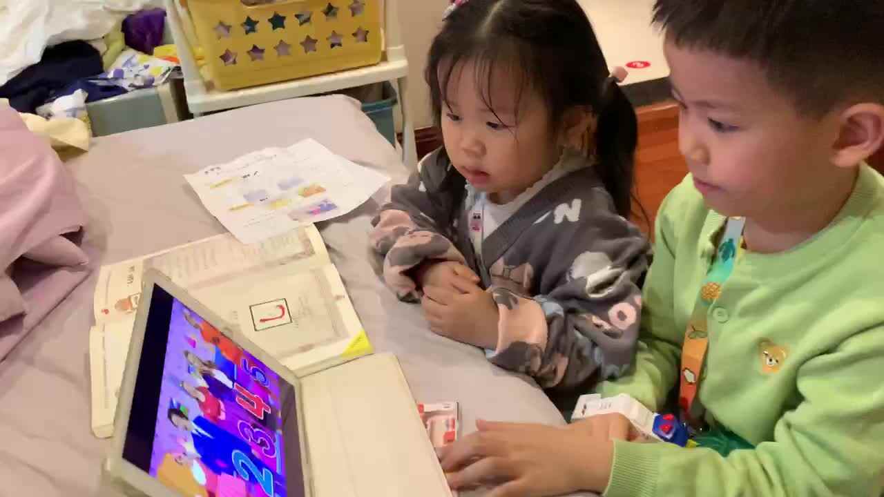 英语绘本-手指家族.MOV