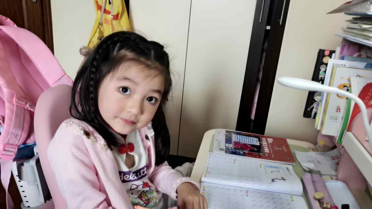 书写笔画横折弯钩，横斜钩