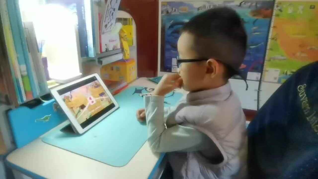英语绘本学习《My mom and My dad》mp4